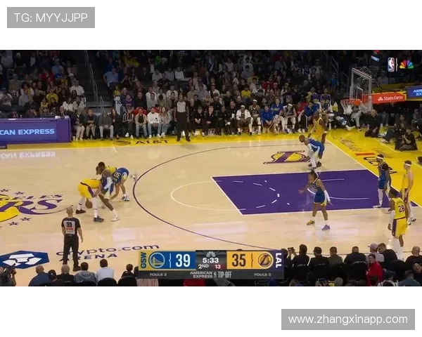 斯玛特放倒库里动作过大遭判恶意犯规 NBA赛场风波再起